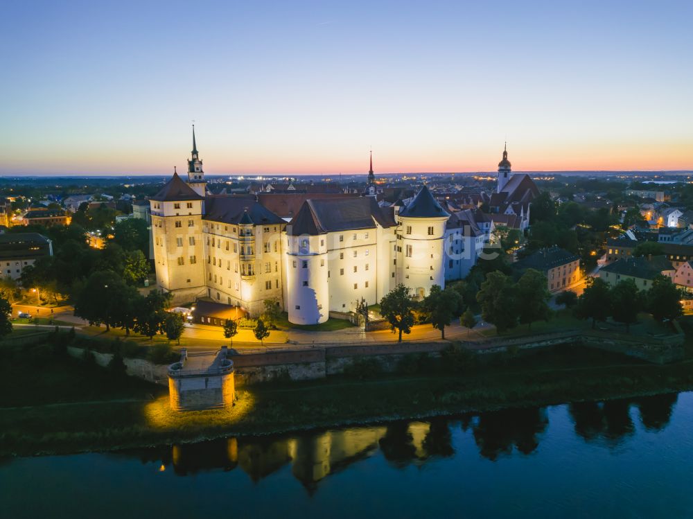 Torgau bei Nacht aus der Vogelperspektive: Nachtluftbild Burganlage der Veste Schloß und Schlosskirche Hartenfels in Torgau im Bundesland Sachsen