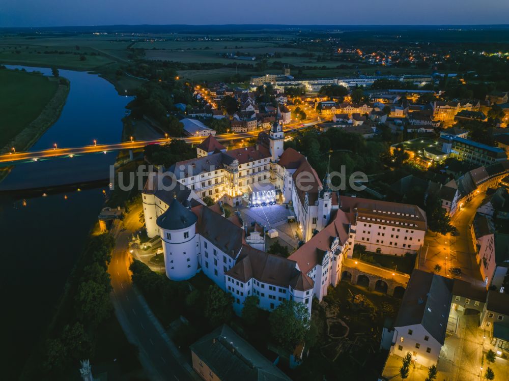 Nachtluftbild Torgau - Nachtluftbild Burganlage der Veste Schloß und Schlosskirche Hartenfels in Torgau im Bundesland Sachsen