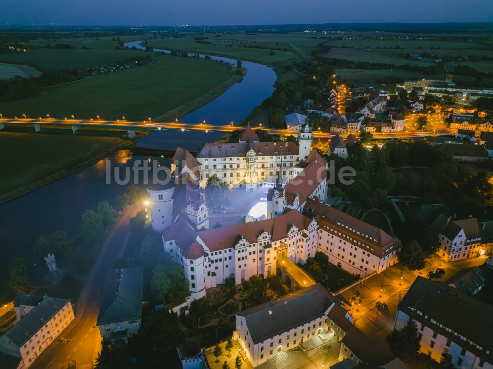 Nacht-Luftaufnahme Torgau - Nachtluftbild Burganlage der Veste Schloß und Schlosskirche Hartenfels in Torgau im Bundesland Sachsen