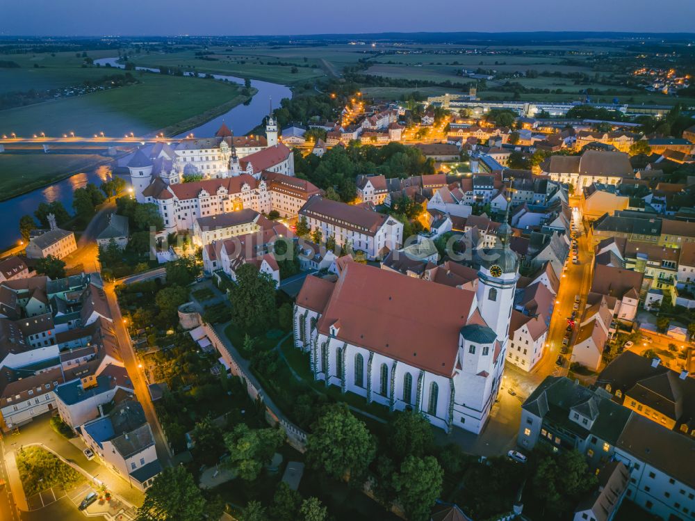 Torgau bei Nacht von oben - Nachtluftbild Burganlage der Veste Schloß und Schlosskirche Hartenfels in Torgau im Bundesland Sachsen