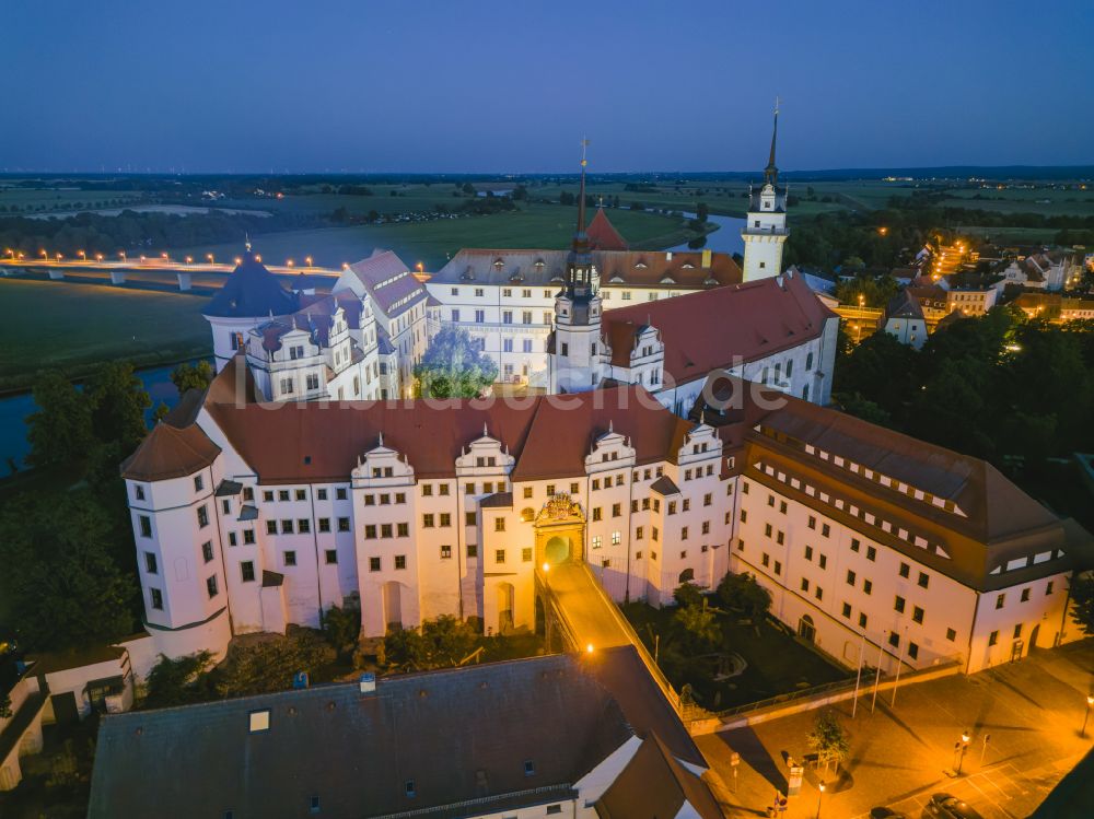 Torgau bei Nacht aus der Vogelperspektive: Nachtluftbild Burganlage der Veste Schloß und Schlosskirche Hartenfels in Torgau im Bundesland Sachsen