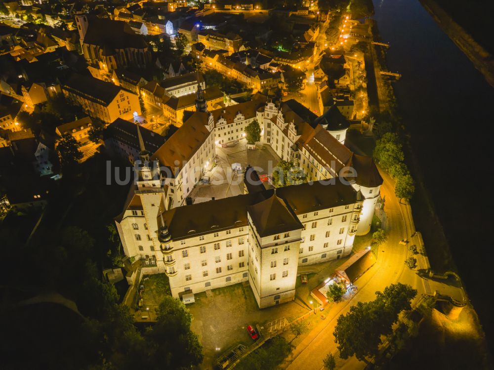 Nachtluftbild Torgau - Nachtluftbild Burganlage der Veste Schloß und Schlosskirche Hartenfels in Torgau im Bundesland Sachsen