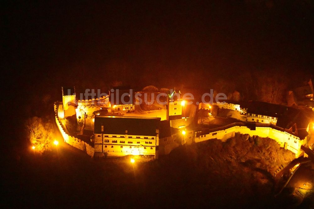 Eisenach bei Nacht von oben - Nachtluftbild Burganlage der Veste Wartburg in Eisenach im Bundesland Thüringen, Deutschland