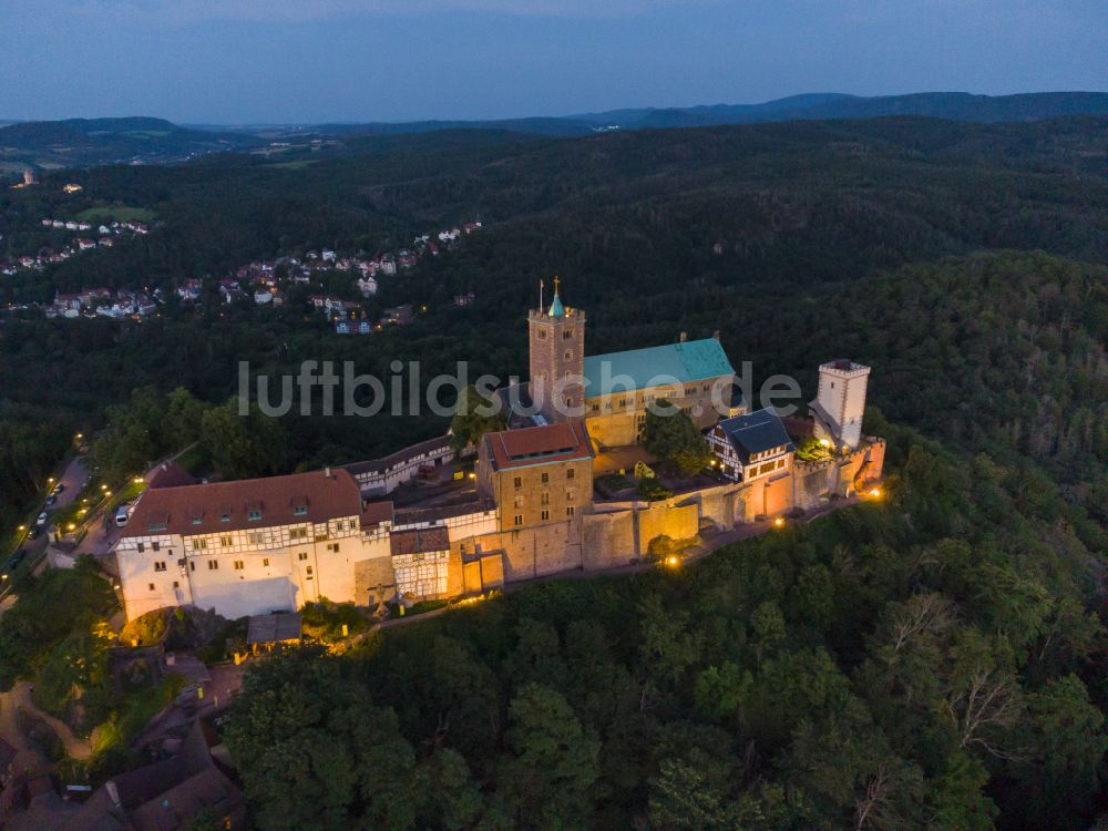 Nacht-Luftaufnahme Eisenach - Nachtluftbild Burganlage der Veste Wartburg in Eisenach im Bundesland Thüringen, Deutschland