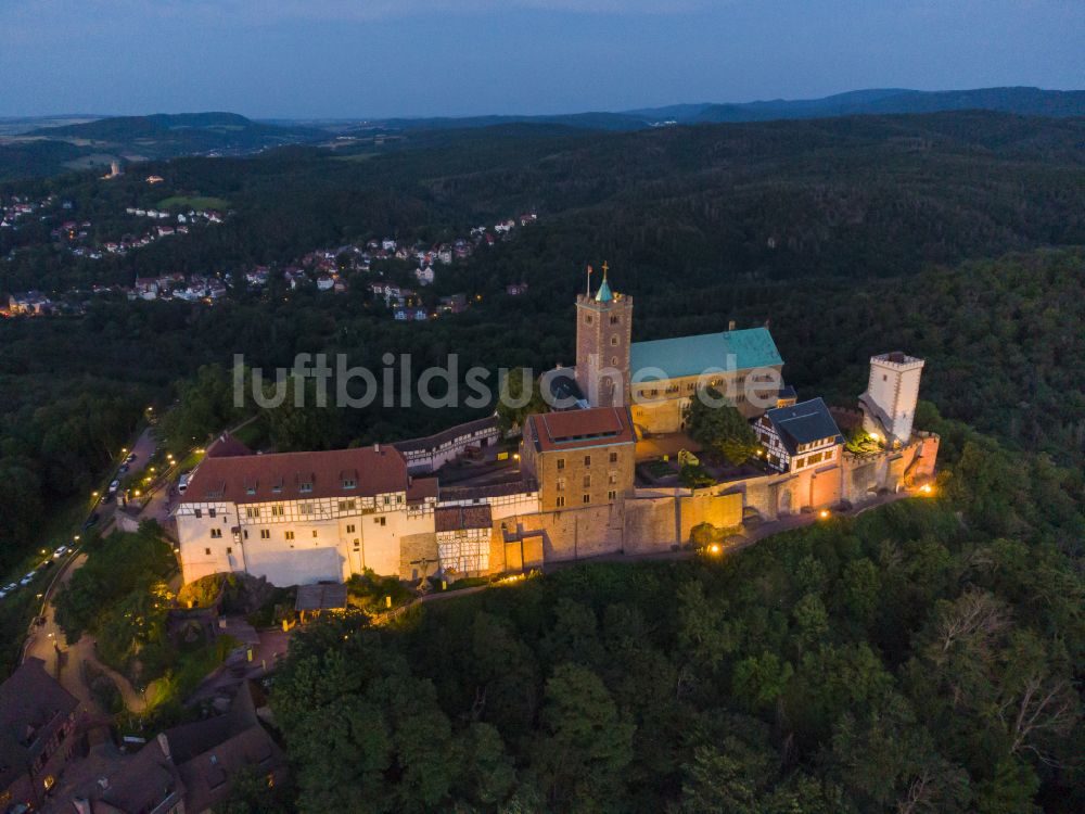 Eisenach bei Nacht von oben - Nachtluftbild Burganlage der Veste Wartburg in Eisenach im Bundesland Thüringen, Deutschland