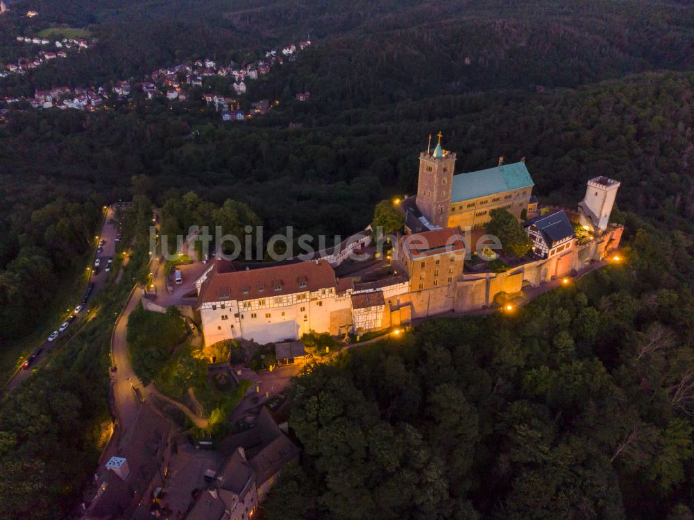 Eisenach bei Nacht aus der Vogelperspektive: Nachtluftbild Burganlage der Veste Wartburg in Eisenach im Bundesland Thüringen, Deutschland