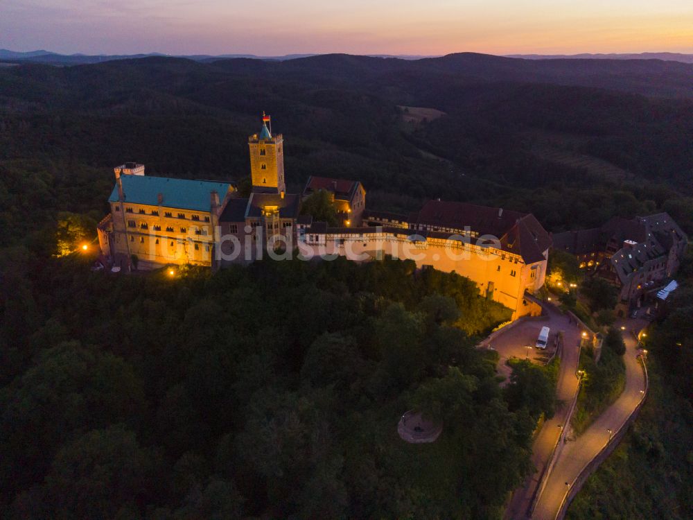 Nacht-Luftaufnahme Eisenach - Nachtluftbild Burganlage der Veste Wartburg in Eisenach im Bundesland Thüringen, Deutschland