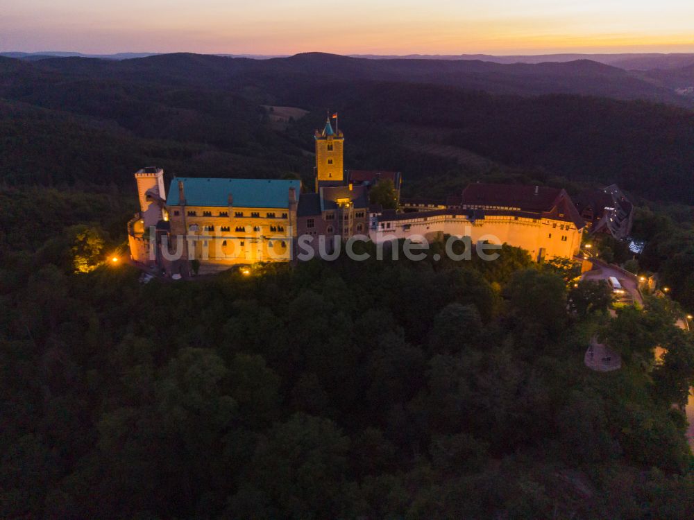 Eisenach bei Nacht von oben - Nachtluftbild Burganlage der Veste Wartburg in Eisenach im Bundesland Thüringen, Deutschland