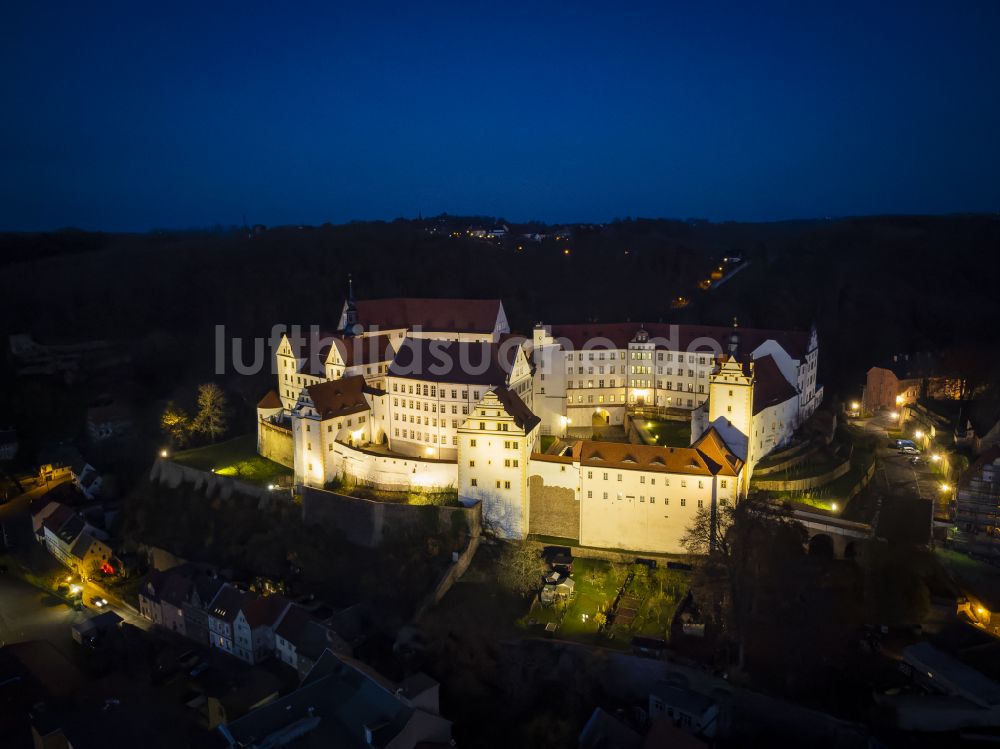 Colditz bei Nacht aus der Vogelperspektive: Nachtluftbild Burgmauern und Schloss in Colditz im Bundesland Sachsen, Deutschland