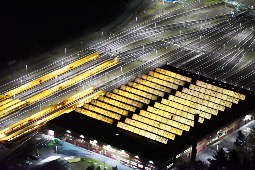 Berlin bei Nacht von oben - Nachtluftbild BVG U-Bahn Betriebswerkstatt in Berlin- Britz