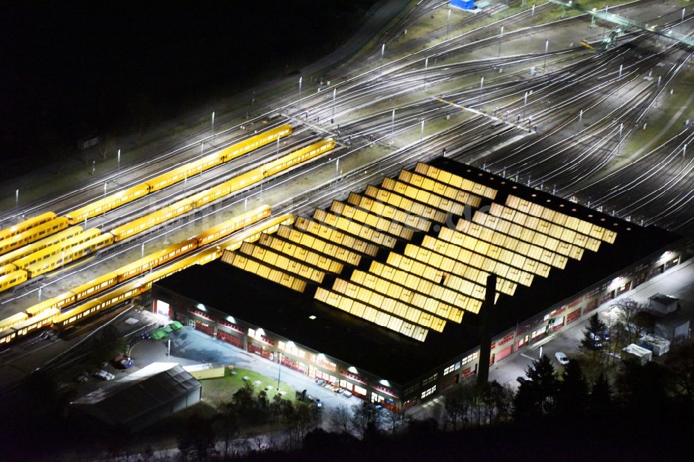 Berlin bei Nacht aus der Vogelperspektive: Nachtluftbild BVG U-Bahn Betriebswerkstatt in Berlin- Britz