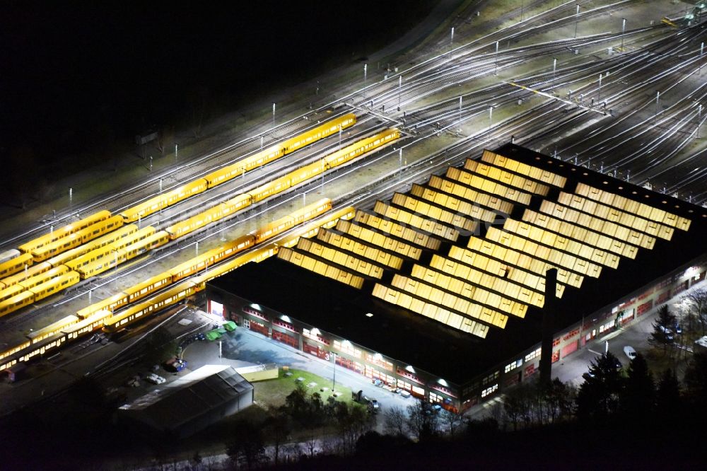 Nacht-Luftaufnahme Berlin - Nachtluftbild BVG U-Bahn Betriebswerkstatt in Berlin- Britz