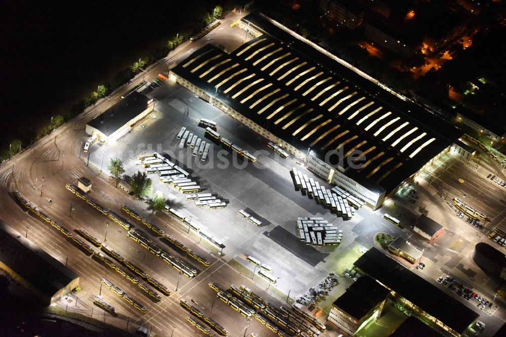 Nachtluftbild Berlin - Nachtluftbild BVG Bus- und Straßenbahnhof im Bezirk Lichtenberg in Berlin