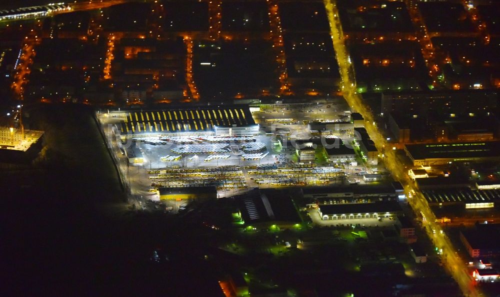 Berlin bei Nacht aus der Vogelperspektive: Nachtluftbild BVG Bus- und Straßenbahnhof im Bezirk Lichtenberg in Berlin