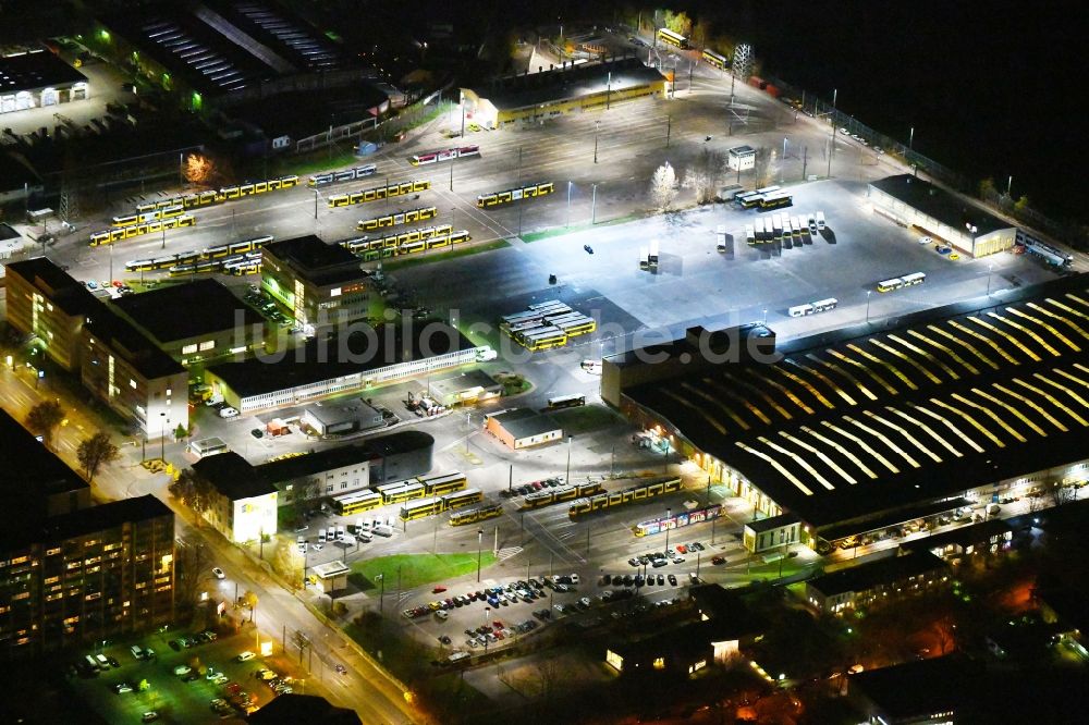 Berlin bei Nacht von oben - Nachtluftbild BVG Bus- und Straßenbahnhof im Bezirk Lichtenberg in Berlin