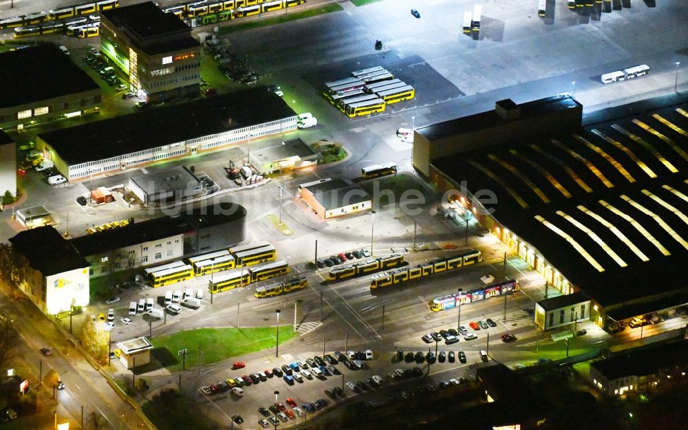 Berlin bei Nacht aus der Vogelperspektive: Nachtluftbild BVG Bus- und Straßenbahnhof im Bezirk Lichtenberg in Berlin