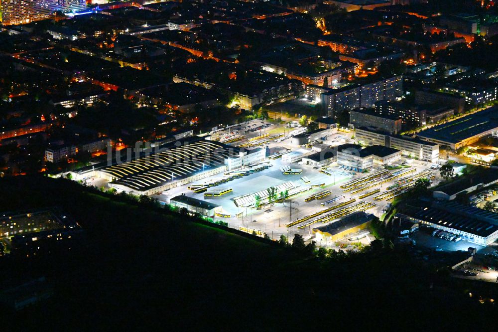 Berlin bei Nacht von oben - Nachtluftbild BVG Bus- und Straßenbahnhof im Bezirk Lichtenberg in Berlin