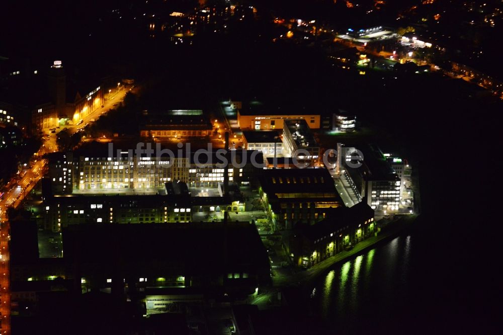 Berlin bei Nacht von oben - Nachtluftbild Campus- Gebäude der Hochschule für Technik und Wirtschaft Berlin - Campus Wilhelminenhof in Schöneweide in Berlin, Deutschland