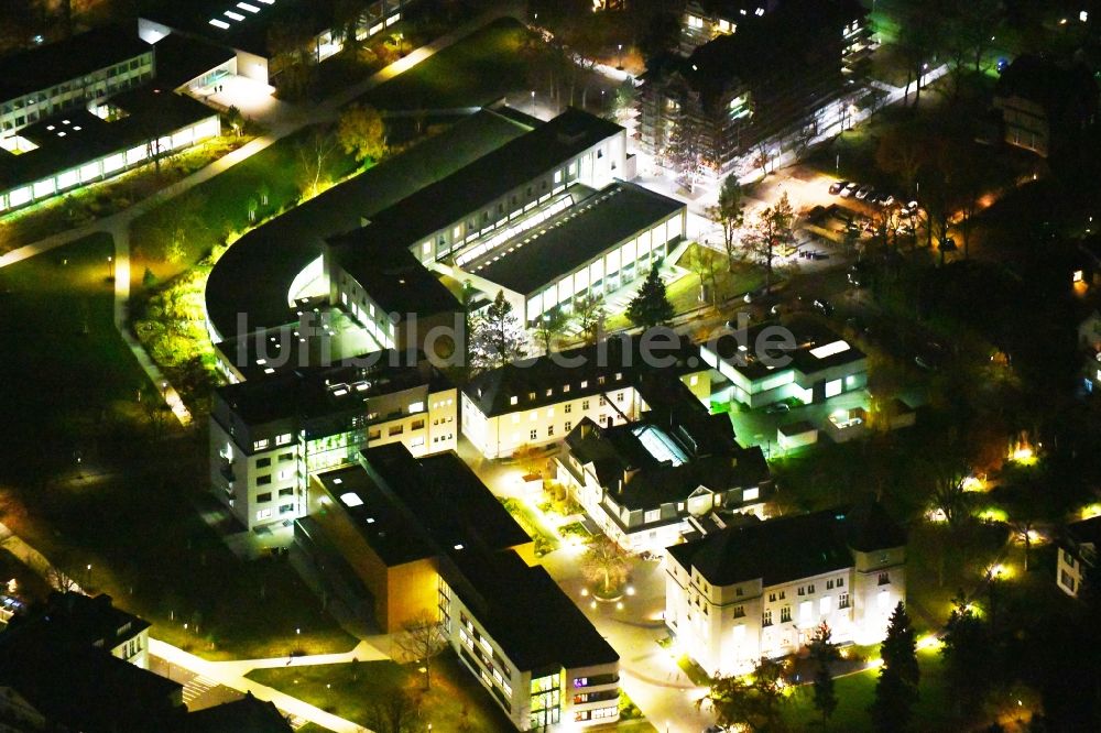 Nachtluftbild Berlin - Nachtluftbild Campus- Gebäude der Universität FU Berlin im Ortsteil Dahlem in Berlin, Deutschland