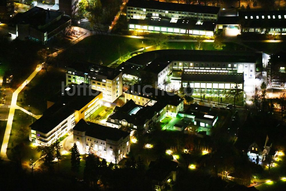 Nacht-Luftaufnahme Berlin - Nachtluftbild Campus- Gebäude der Universität FU Berlin im Ortsteil Dahlem in Berlin, Deutschland