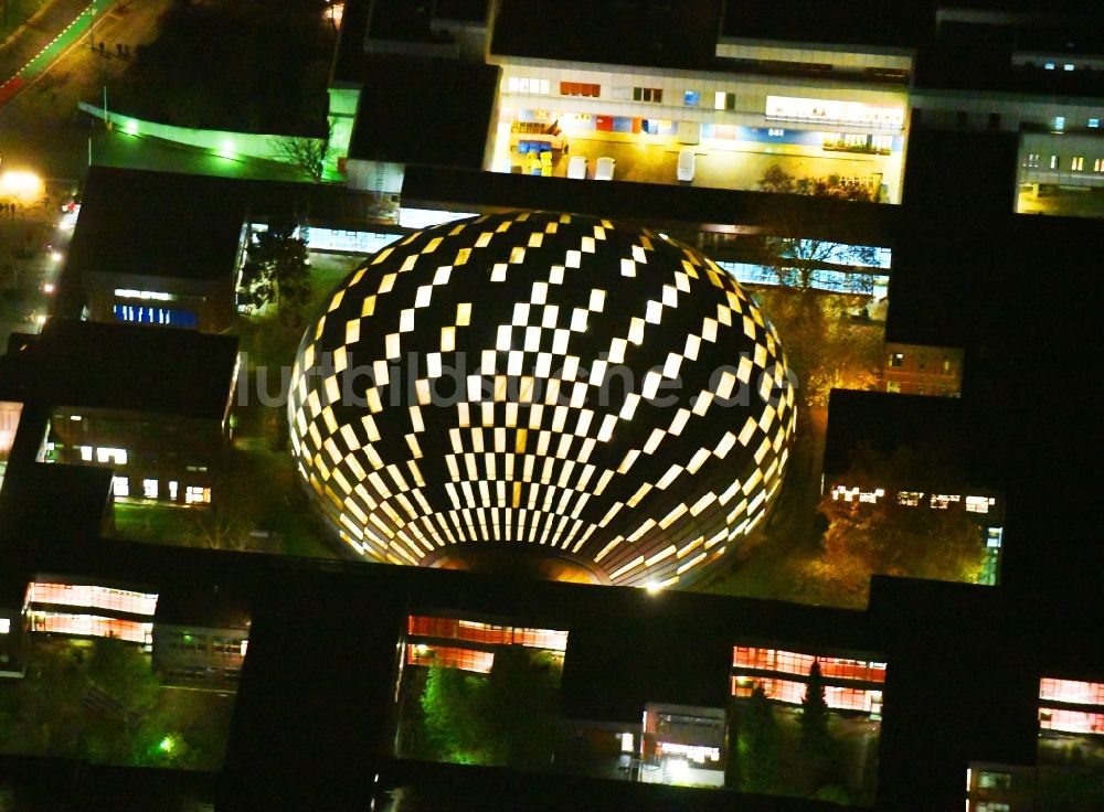 Berlin bei Nacht aus der Vogelperspektive: Nachtluftbild Campus- Gebäude der Universität Freie Universität Berlin mit dem Gebäude der Philologischen Bibliothek in der Habelschwerdter Allee im Ortsteil Bezirk Steglitz-Zehlendorf in Berlin