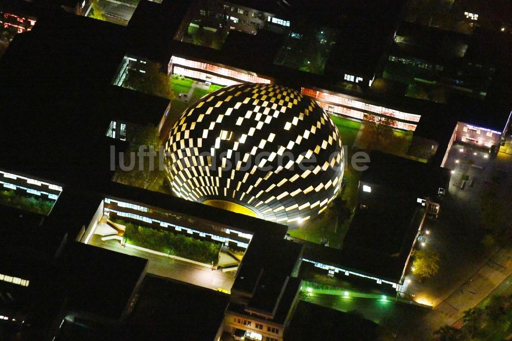 Nachtluftbild Berlin - Nachtluftbild Campus- Gebäude der Universität Freie Universität Berlin mit dem Gebäude der Philologischen Bibliothek in der Habelschwerdter Allee im Ortsteil Dahlem in Berlin