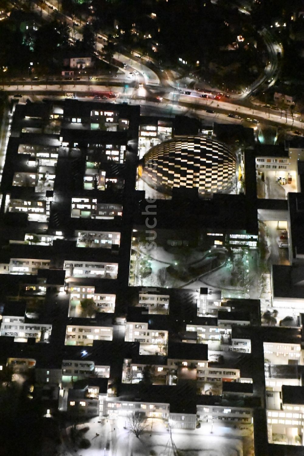 Berlin bei Nacht von oben - Nachtluftbild Campus- Gebäude der Universität Freie Universität Berlin Kaiserswerther Straße mit dem Neubau der Philologische Bibliothek Habelschwerdter Allee im Ortsteil Bezirk Steglitz-Zehlendorf in Berlin