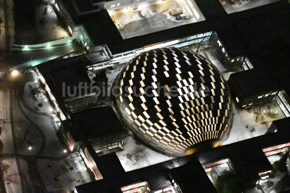 Nachtluftbild Berlin - Nachtluftbild Campus- Gebäude der Universität Freie Universität Berlin Kaiserswerther Straße mit dem Neubau der Philologische Bibliothek Habelschwerdter Allee im Ortsteil Bezirk Steglitz-Zehlendorf in Berlin