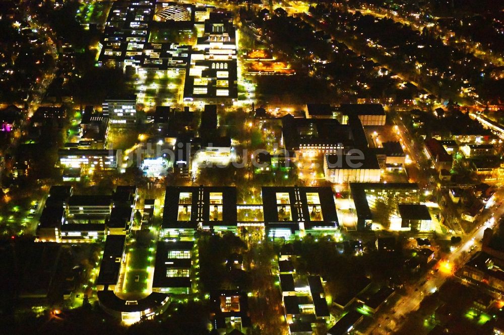 Berlin bei Nacht von oben - Nachtluftbild Campus- Gebäude der Universität Freie Universität Berlin an der Kaiserswerther Straße im Ortsteil Dahlem in Berlin, Deutschland