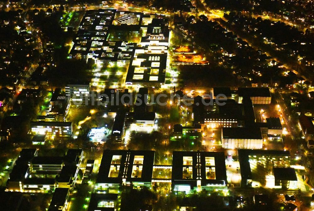 Berlin bei Nacht aus der Vogelperspektive: Nachtluftbild Campus- Gebäude der Universität Freie Universität Berlin an der Kaiserswerther Straße im Ortsteil Dahlem in Berlin, Deutschland