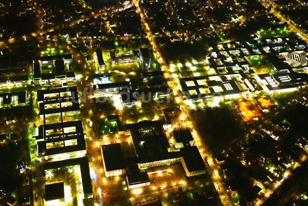 Nachtluftbild Berlin - Nachtluftbild Campus- Gebäude der Universität Freie Universität Berlin an der Kaiserswerther Straße im Ortsteil Dahlem in Berlin, Deutschland