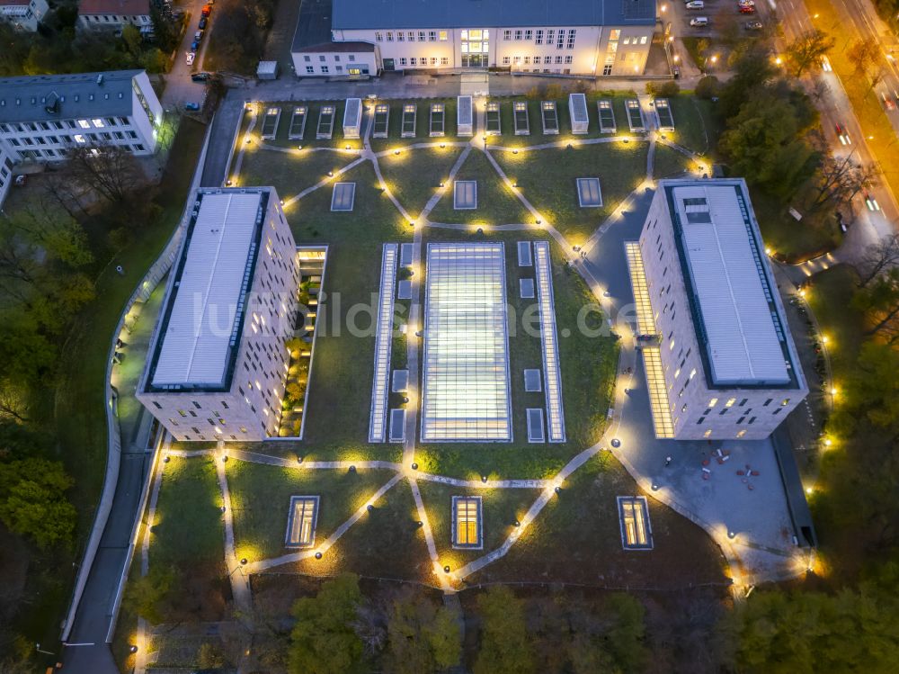 Dresden bei Nacht von oben - Nachtluftbild Campus- Gebäude der Universität TU Technische Universität in Dresden im Bundesland Sachsen, Deutschland