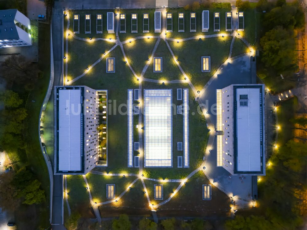 Dresden bei Nacht von oben - Nachtluftbild Campus- Gebäude der Universität TU Technische Universität in Dresden im Bundesland Sachsen, Deutschland