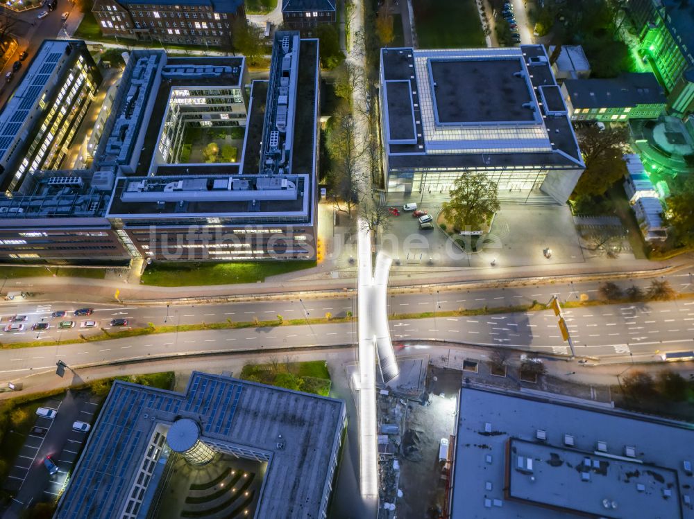 Dresden bei Nacht aus der Vogelperspektive: Nachtluftbild Campus- Gelände der Universität Technische Universität Dresden an der Bergstraße in Dresden im Bundesland Sachsen, Deutschland