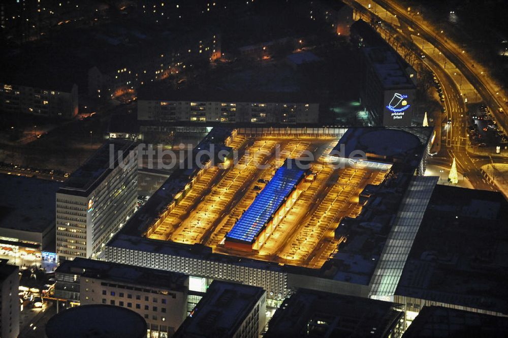 Dresden bei Nacht aus der Vogelperspektive: Centrum-Galerie Dresden bei Nacht