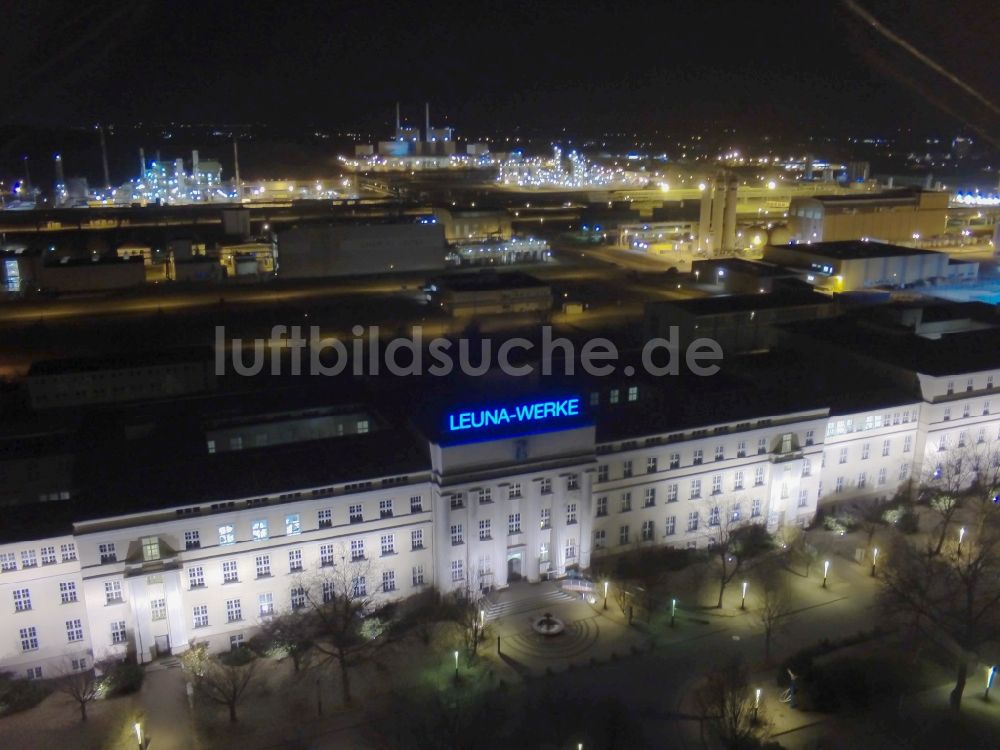 Leuna bei Nacht aus der Vogelperspektive: Nachtluftbild Chemiestandort der TOTAL- Raffinerie Leuna im Bundesland Sachsen