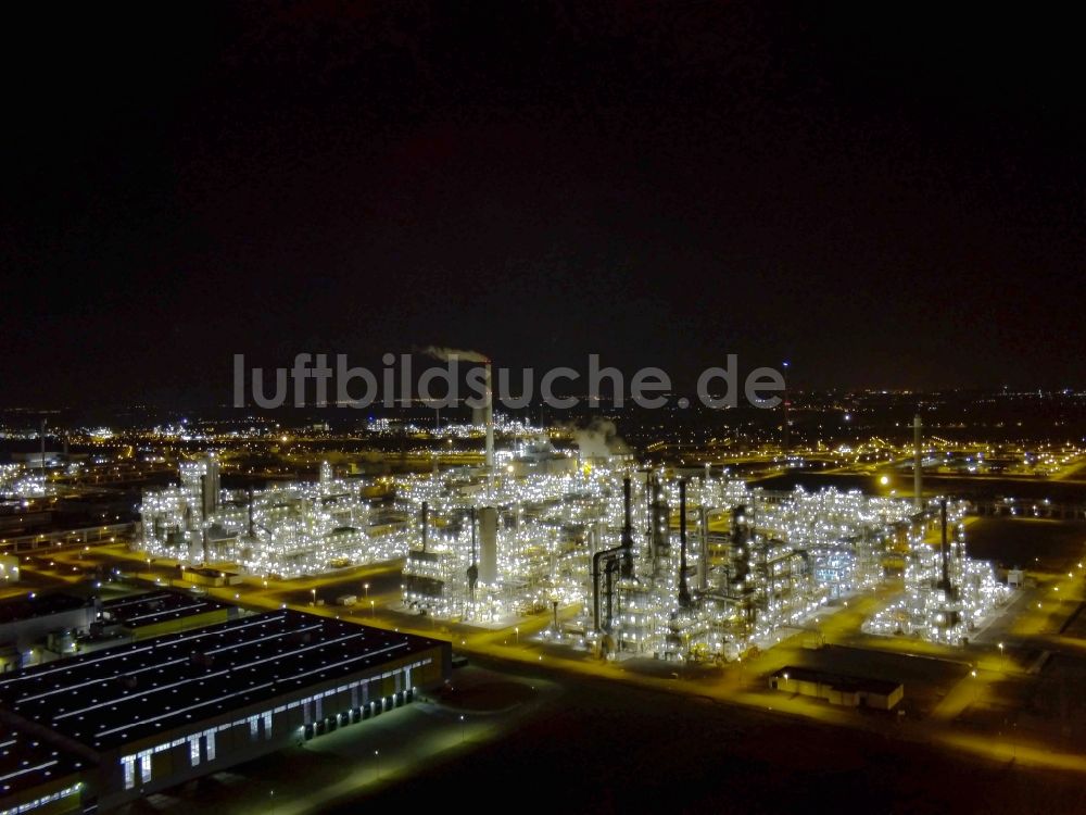 Nacht-Luftaufnahme Leuna - Nachtluftbild Chemiestandort der TOTAL- Raffinerie Leuna im Bundesland Sachsen