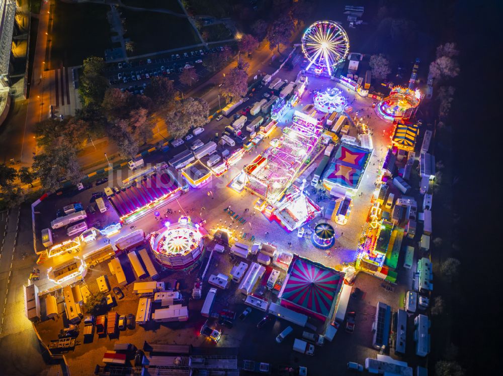 Dresden bei Nacht aus der Vogelperspektive: Nachtluftbild Circus- Zelt- Kuppeln des Zirkus Dresdner Weihnachts-Circus an der Pieschener Allee im Ortsteil Altstadt in Dresden im Bundesland Sachsen, Deutschland