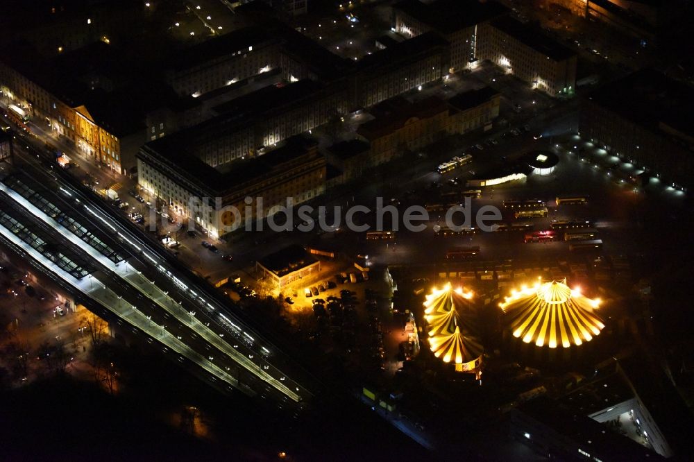 Berlin bei Nacht von oben - Nachtluftbild Circus- Zelt- Kuppeln des Zirkus der Flic Flac Tour GmbH am Bahnhof Zoo im Stadtteil Charlottenburg in Berlin