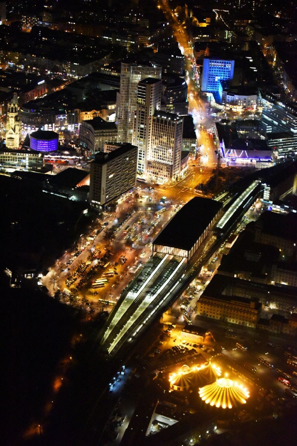 Berlin bei Nacht aus der Vogelperspektive: Nachtluftbild Circus- Zelt- Kuppeln des Zirkus der Flic Flac Tour GmbH am Bahnhof Zoo im Stadtteil Charlottenburg in Berlin