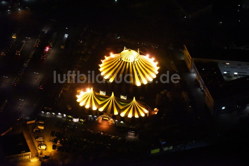 Nacht-Luftaufnahme Berlin - Nachtluftbild Circus- Zelt- Kuppeln des Zirkus der Flic Flac Tour GmbH im Stadtteil Charlottenburg in Berlin