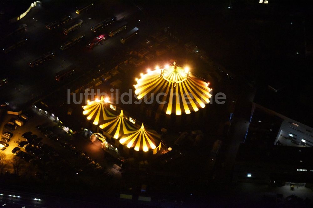 Berlin bei Nacht von oben - Nachtluftbild Circus- Zelt- Kuppeln des Zirkus der Flic Flac Tour GmbH im Stadtteil Charlottenburg in Berlin