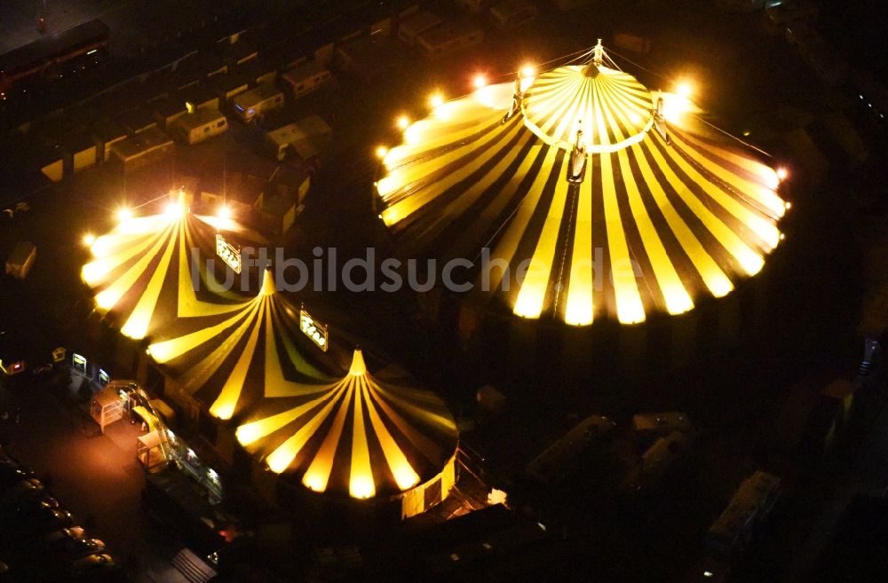 Berlin bei Nacht aus der Vogelperspektive: Nachtluftbild Circus- Zelt- Kuppeln des Zirkus der Flic Flac Tour GmbH im Stadtteil Charlottenburg in Berlin