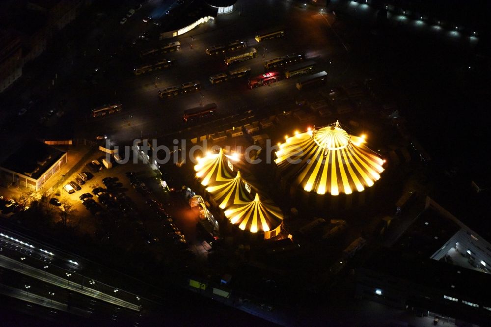 Nachtluftbild Berlin - Nachtluftbild Circus- Zelt- Kuppeln des Zirkus der Flic Flac Tour GmbH im Stadtteil Charlottenburg in Berlin