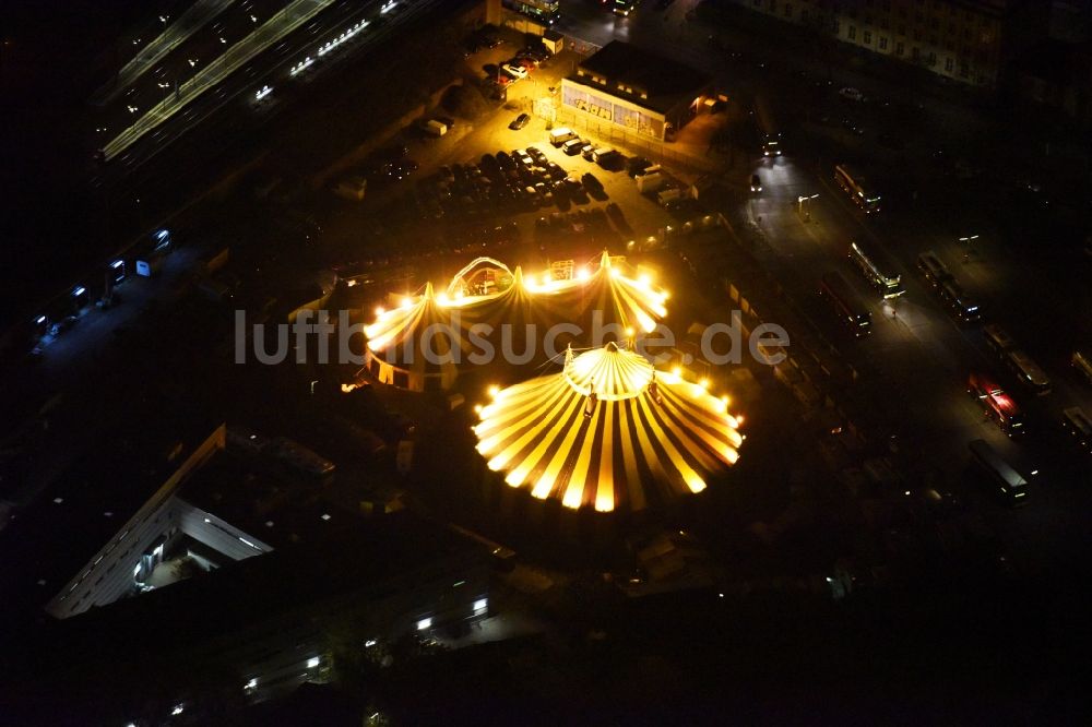 Nacht-Luftaufnahme Berlin - Nachtluftbild Circus- Zelt- Kuppeln des Zirkus der Flic Flac Tour GmbH im Stadtteil Charlottenburg in Berlin