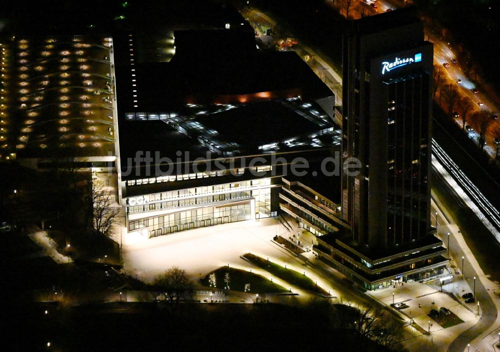 Hamburg bei Nacht aus der Vogelperspektive: Nachtluftbild Congress Center am Hochhaus- Gebäude der Hotelanlage Radisson Blu in Hamburg, Deutschland