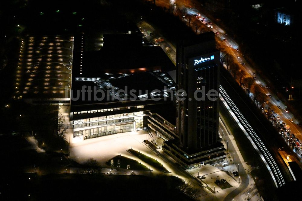 Nacht-Luftaufnahme Hamburg - Nachtluftbild Congress Center am Hochhaus- Gebäude der Hotelanlage Radisson Blu in Hamburg, Deutschland