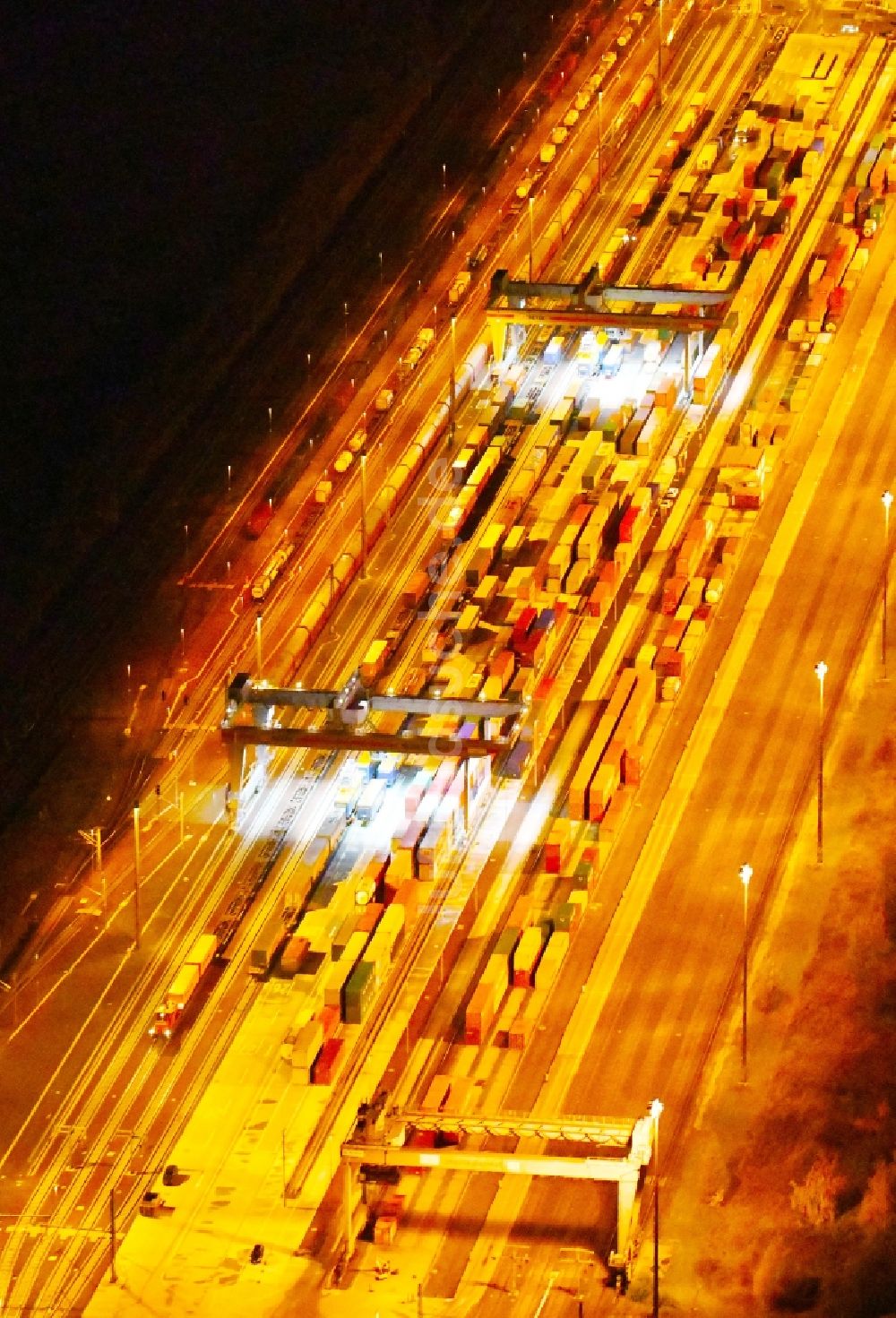 Leipzig bei Nacht aus der Vogelperspektive: Nachtluftbild Container- Terminal im GVZ Güterverkehrszentrum im Ortsteil Wahren in Leipzig im Bundesland Sachsen, Deutschland