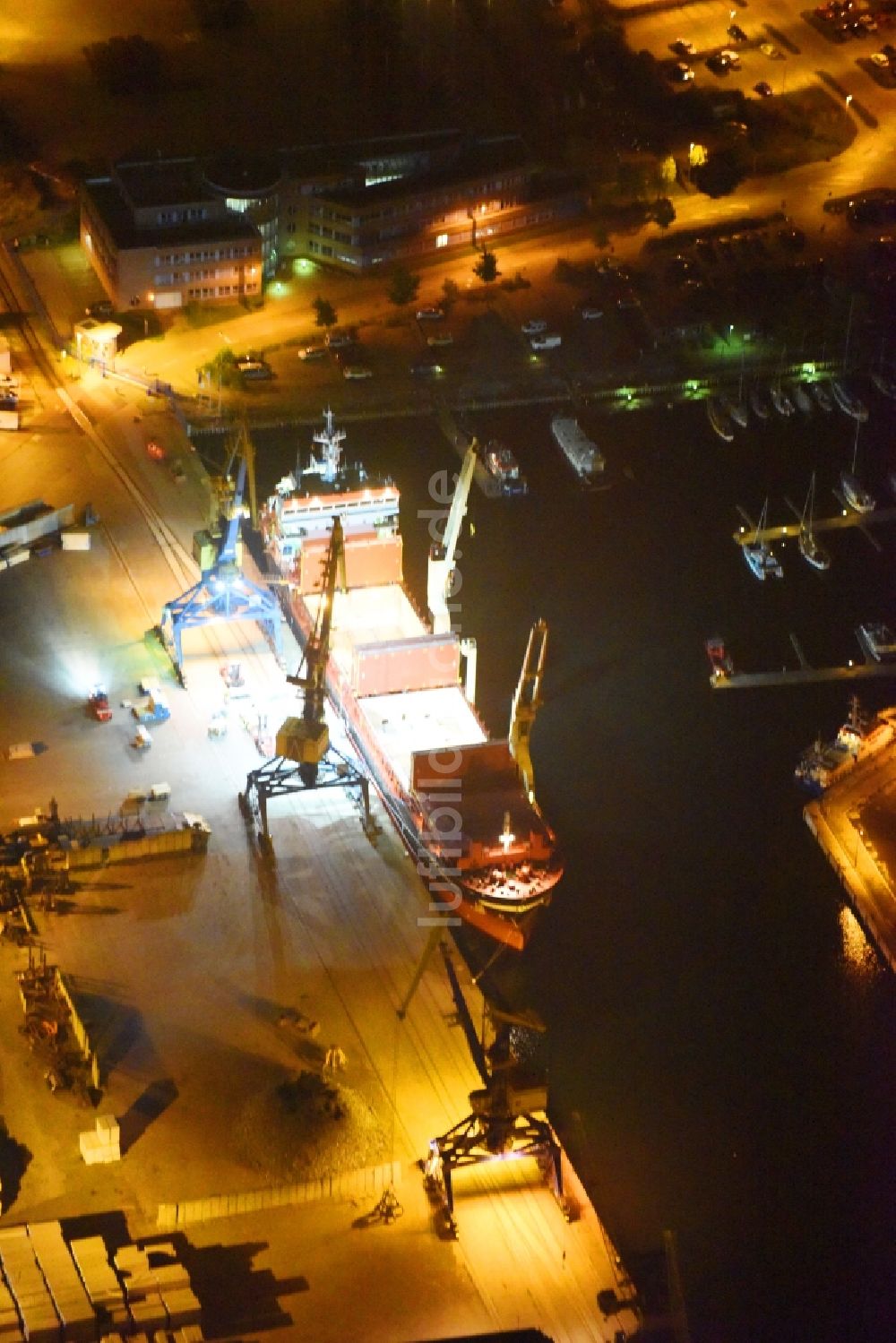 Nachtluftbild Wismar - Nachtluftbild Containerschiff Am Westhafen im Hafen in Wismar im Bundesland Mecklenburg-Vorpommern, Deutschland