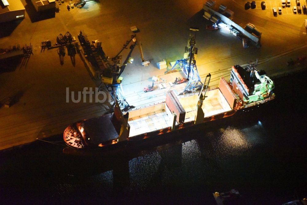 Nacht-Luftaufnahme Wismar - Nachtluftbild Containerschiff Am Westhafen im Hafen in Wismar im Bundesland Mecklenburg-Vorpommern, Deutschland